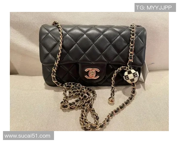 足球明星入场时携带奢华包包展现个性风格引发时尚热潮 足球明星入场时携带奢华包包展现个性风格引发时尚热潮