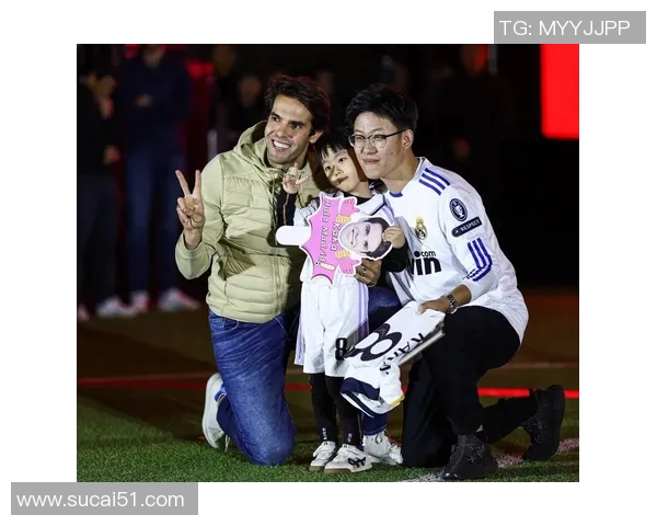 足球明星街头遭球迷热情围堵亲密互动引发粉丝狂欢盛况